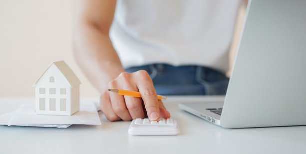 close-up-man-hand-counting-on-calculator